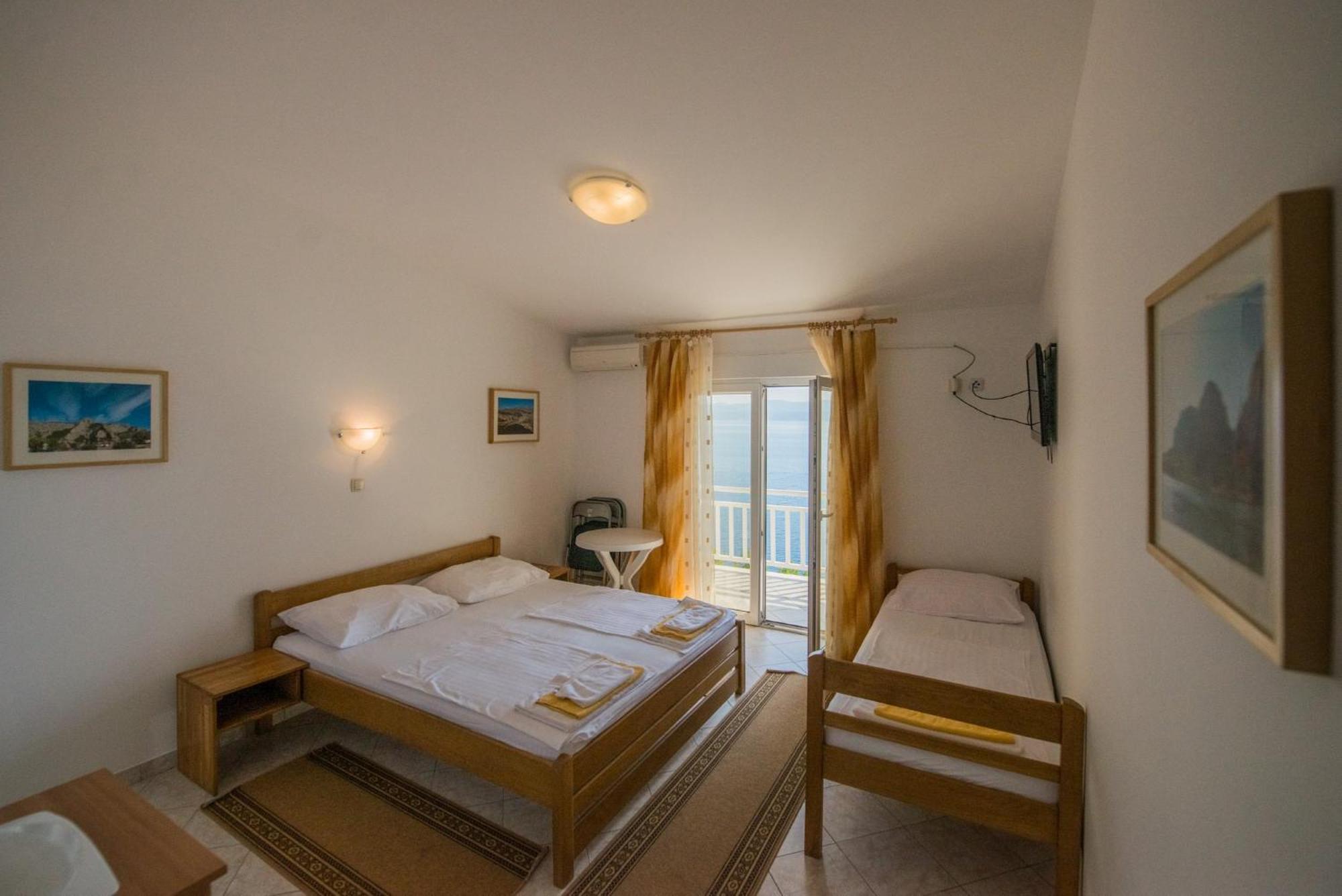 Bed And Breakfast Pero 3 Min Walk To The Beach Lokva Rogoznica Exterior foto